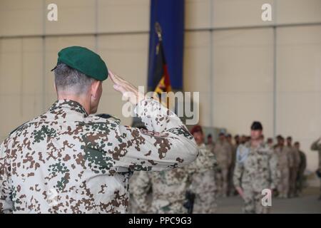 Deutsche Armee Brig. Gen. Ernst-Peter Klaffus übernimmt Kommando bei einer Übertragung der Autorität Zeremonie an Taac - Nord am 21. August 2018, in Mazar-e-Sharif, Afghanistan. Klaffus kommt aus dem Bundesministerium der Verteidigung, wo er als Verbindungsoffizier und Berater des Präsidenten serviert. Stockfoto