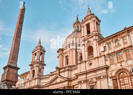 Rom, Kirche Sant'Agnese in Agone von Francesco Borromini ein ägyptischer Obelisk auf der Piazza Navona, Italien Stockfoto