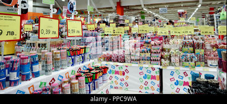 Sofia, Bulgarien, 17. August 2018: Stifte, Marker, Bonbons, Lutscher und andere süße Speisen auf Verkauf in großen Supermarkt Jumbo Panoramaaussicht Stockfoto