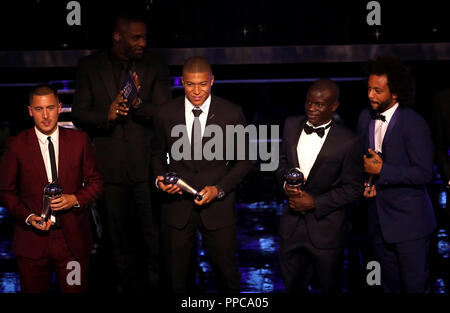 Eden Hazard (links), Kylian Mbappe (Mitte links), N'golo Kante (Mitte rechts) und Marcelo (rechts) ihre FIFA FIFPro World 11 Auszeichnungen während der besten FIFA Fußball-Awards 2018 in der Royal Festival Hall, London sammeln. PRESS ASSOCIATION Foto. Bild Datum: Montag, September 24, 2018. Siehe PA-Geschichte FUSSBALL-Awards. Photo Credit: Tim Goode/PA-Kabel Stockfoto