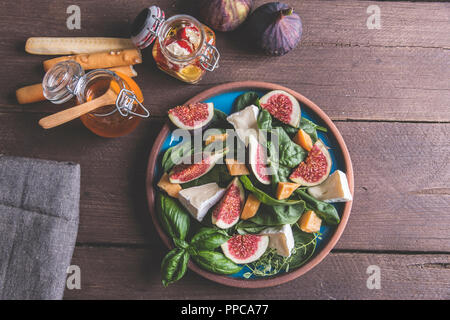 Salat mit Spinatblättern, Feigen, Käse vegetarisches Gericht Stockfoto