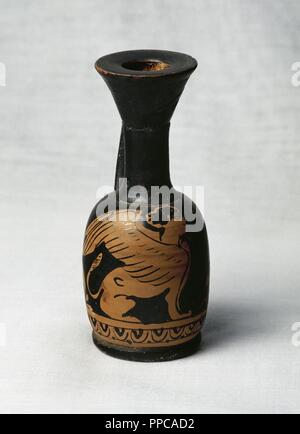 Lekythos. Typ des griechischen potterry zur Aufbewahrung von Olivenöl verwendet. 4. Jh.V.Chr. Rotfigurigen Vasenmalerei. Mit geflügelten Sphinx und geometrischen Fries verziert. Höhe 110 mm. 45 mm Durchmesser. Aus Kampanien, Magna Graecia, Italien. Parfummuseum. Barcelona. Spanien. Stockfoto