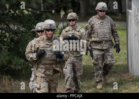 4 Bataillon, 31 Infanterie Regiment, 2nd Brigade Combat Team Soldaten zu Fuß in die Schusslinie während der M67 Granate Reihe, 12.08.21, 2018 in Reihe 17 in Fort Drum, New York. Stockfoto