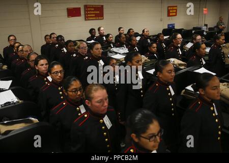 Rekruten mit Platoon 4040, Papa Unternehmen, 4. rekrutieren Ausbildung Bataillon, versuchen sie auf ihre blauen Kleid Mäntel zum ersten Mal Aug.21, 2018, auf Parris Island S.C. Die Rekruten sind Teil der ersten weiblichen Unternehmen die neue weibliche blaues Kleid Mantel mit Stehkragen ausgestellt werden. Papa Unternehmen ist zu graduieren, Okt. 12, 2018 geplant. Parris Island ist der Aufstellungsort des Marine Corps, Ausbildung rekrutieren seit Nov. 1, 1915. Heute, rund 19.000 Rekruten kommen auf Parris Island jährlich für die Chance, United States Marines werden durch dauerhafte 13 Wochen strenge, transformative Training. Stockfoto