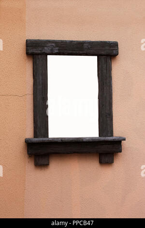 Alten, braunen Holzrahmen, auf die rosa Wand | leer Stockfoto