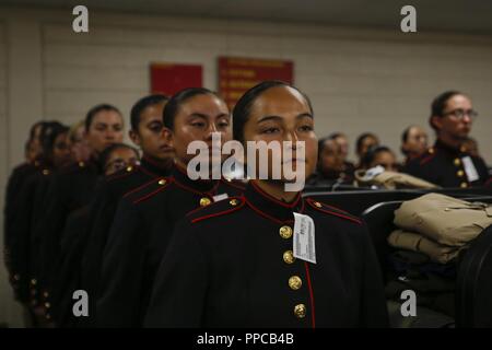 Rekruten mit Platoon 4040, Papa Unternehmen, 4. rekrutieren Ausbildung Bataillon, versuchen sie auf ihre blauen Kleid Mäntel zum ersten Mal Aug.21, 2018, auf Parris Island S.C. Die Rekruten sind Teil der ersten weiblichen Unternehmen die neue weibliche blaues Kleid Mantel mit Stehkragen ausgestellt werden. Papa Unternehmen ist zu graduieren, Okt. 12, 2018 geplant. Parris Island ist der Aufstellungsort des Marine Corps, Ausbildung rekrutieren seit Nov. 1, 1915. Heute, rund 19.000 Rekruten kommen auf Parris Island jährlich für die Chance, United States Marines werden durch dauerhafte 13 Wochen strenge, transformative Training. Stockfoto