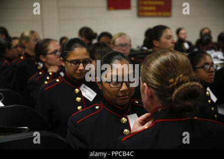 Rekruten mit Platoon 4040, Papa Unternehmen, 4. rekrutieren Ausbildung Bataillon, versuchen sie auf ihre blauen Kleid Mäntel zum ersten Mal Aug.21, 2018, auf Parris Island S.C. Die Rekruten sind Teil der ersten weiblichen Unternehmen die neue weibliche blaues Kleid Mantel mit Stehkragen ausgestellt werden. Papa Unternehmen ist zu graduieren, Okt. 12, 2018 geplant. Parris Island ist der Aufstellungsort des Marine Corps, Ausbildung rekrutieren seit Nov. 1, 1915. Heute, rund 19.000 Rekruten kommen auf Parris Island jährlich für die Chance, United States Marines werden durch dauerhafte 13 Wochen strenge, transformative Training. Stockfoto