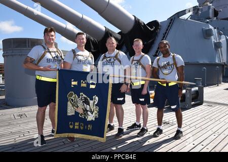 CPO Selectees von Küsten Riverine Gruppe Zwei, posieren für ein Gruppenfoto an Bord der USS Wisconsin (BB-64) während der 18. jährlichen CPO Heritage Days Schulungsveranstaltung. Die Wisconsin ist dauerhaft Neben dem Hampton Roads Museum als Museumsschiff vor Anker. Die Veranstaltung wird von der Museum, lokalen Chief Petty Officers, Freiwilligen und Nauticus. Während der Veranstaltung, selectees gelernt über verschiedene Aspekte der Seefahrtsgeschichte, einschließlich Pearl Harbor, die Geschichte der Frauen in der Marine, Leiter an Bord der U-Boote, die Geschichte der Chief Petty Officer und die Marine in Vietnam. Selectees wird auch die Chance haben, Stockfoto