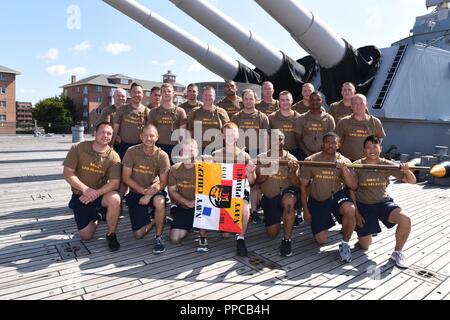 CPO Selectees von Naval Beach Gruppe Zwei, posieren für ein Gruppenfoto an Bord der USS Wisconsin (BB-64) während der 18. jährlichen CPO Heritage Days Schulungsveranstaltung. Die Wisconsin ist dauerhaft Neben dem Hampton Roads Museum als Museumsschiff vor Anker. Die Veranstaltung wird von der Museum, lokalen Chief Petty Officers, Freiwilligen und Nauticus. Während der Veranstaltung, selectees gelernt über verschiedene Aspekte der Seefahrtsgeschichte, einschließlich Pearl Harbor, die Geschichte der Frauen in der Marine, Leiter an Bord der U-Boote, die Geschichte der Chief Petty Officer und die Marine in Vietnam. Selectees wird hatten auch die Möglichkeit zu sprechen Stockfoto