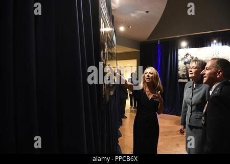 Sekretär der Air Force Heather Wilson, Luftwaffe Stabschef David L. Goldfein und Valerie Nessel, der Gatte von Tech. Sgt. John Chapman, Anzeigen artwork vor Chapman's Halle der Helden Induktion Zeremonie im Pentagon, in Arlington, Va., Nov. 23, 2018. Sergeant Chapman wurde posthum die Ehrenmedaille für Aktionen auf Takur Ghar Mountain in Afghanistan am 4. März 2002 vergeben. Eine elite Special Operations Team war in einen Hinterhalt durch den Feind und kam unter schwerem Feuer aus mehreren Richtungen. Chapman sofort geladen ein Feind Bunker durch tiefen Schnee und tötete alle feindlichen Insassen. Stockfoto