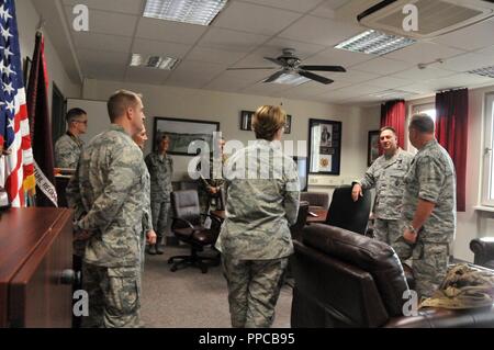 Die Massachusetts National Guard Adjutant General Generalmajor Gary W. Keefe tourte Landstuhl Krankenhaus in Deutschland und besuchten einige Patienten. Auch auf der Tour waren Brig. Gen. Faux, der Assistant Adjutant General für die Massachusetts Air National Guard, Oberstleutnant Lisa Ahaesy 104 FW Mission Support Group Commander, und Befehl Chief Maryanne Walts, der 104 Fighter Wing command Chief. Während in Deutschland Keefe besucht Landstuhl Krankenhaus und die USO, die in Landstuhl eingesetzt werden. Keefe met mit einigen der Führung, die in Landstuhl eingesetzt werden, einschließlich Oberst Timothy L. Hudson das lrmc Kommandeur, Oberst Regina Paden die 86 Medic Stockfoto