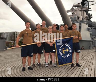 CPO Selectees von Küsten Riverine Squadron Zwei posieren für ein Gruppenfoto an Bord der USS Wisconsin (BB-64) während der 18. jährlichen CPO Heritage Days Schulungsveranstaltung. Die Wisconsin ist dauerhaft Neben dem Hampton Roads Museum als Museumsschiff vor Anker. Die Veranstaltung wird von der Museum, lokalen Chief Petty Officers, Freiwilligen und Nauticus. Während der Veranstaltung, selectees gelernt über verschiedene Aspekte der Seefahrtsgeschichte, einschließlich Pearl Harbor, die Geschichte der Frauen in der Marine, Leiter an Bord der U-Boote, die Geschichte der Chief Petty Officer und die Marine in Vietnam. Selectees wird es auch t Stockfoto