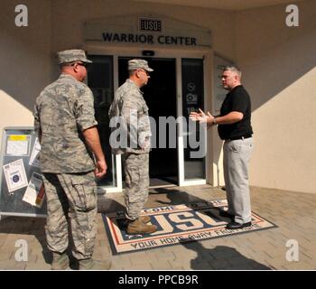 Die Massachusetts National Guard Adjutant General Generalmajor Gary W. Keefe tourte Landstuhl Krankenhaus in Deutschland und besuchten einige Patienten. Auch auf der Tour waren Brig. Gen. Faux, der Assistant Adjutant General für die Massachusetts Air National Guard, Oberstleutnant Lisa Ahaesy 104 FW Mission Support Group Commander, und Befehl Chief Maryanne Walts, der 104 Fighter Wing command Chief. Während in Deutschland Keefe besucht Landstuhl Krankenhaus und die USO, die in Landstuhl eingesetzt werden. Keefe war eine Tour des USO Krieger Zentrum von Nick Jenkins die Center Operations Manager. Stockfoto