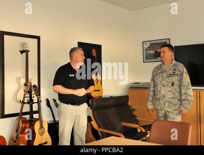 Die Massachusetts National Guard Adjutant General Generalmajor Gary W. Keefe tourte Landstuhl Krankenhaus in Deutschland und besuchten einige Patienten. Auch auf der Tour waren Brig. Gen. Faux, der Assistant Adjutant General für die Massachusetts Air National Guard, Oberstleutnant Lisa Ahaesy 104 FW Mission Support Group Commander, und Befehl Chief Maryanne Walts, der 104 Fighter Wing command Chief. Während in Deutschland Keefe besucht Landstuhl Krankenhaus und die USO, die in Landstuhl eingesetzt werden. Keefe war eine Tour des USO Krieger Zentrum von Nick Jenkins die Center Operations Manager. Stockfoto