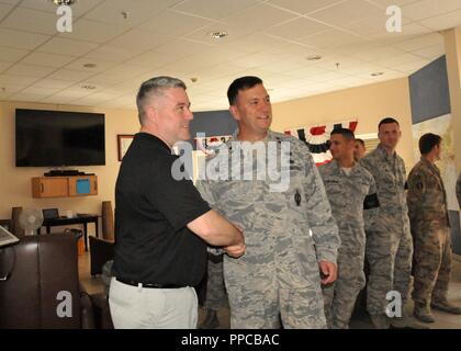 Die Massachusetts National Guard Adjutant General Generalmajor Gary W. Keefe tourte Landstuhl Krankenhaus in Deutschland und besuchten einige Patienten. Auch auf der Tour waren Brig. Gen. Faux, der Assistant Adjutant General für die Massachusetts Air National Guard, Oberstleutnant Lisa Ahaesy 104 FW Mission Support Group Commander, und Befehl Chief Maryanne Walts, der 104 Fighter Wing command Chief. Während in Deutschland Keefe besucht Landstuhl Krankenhaus und die USO, die in Landstuhl eingesetzt werden. Keefe war eine Tour des USO Krieger Zentrum von Nick Jenkins die Center Operations Manager. Stockfoto