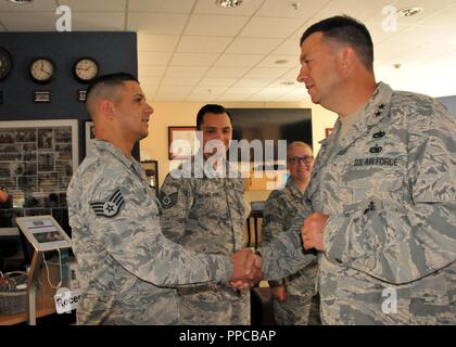 Die Massachusetts National Guard Adjutant General Generalmajor Gary W. Keefe tourte Landstuhl Krankenhaus in Deutschland und besuchten einige Patienten. Auch auf der Tour waren Brig. Gen. Faux, der Assistant Adjutant General für die Massachusetts Air National Guard, Oberstleutnant Lisa Ahaesy 104 FW Mission Support Group Commander, und Befehl Chief Maryanne Walts, der 104 Fighter Wing command Chief. Während in Deutschland Keefe besucht Landstuhl Krankenhaus und die USO, die in Landstuhl eingesetzt werden. Stockfoto