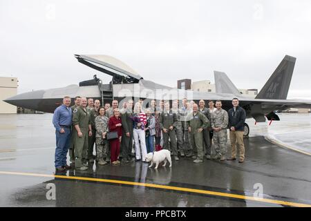 Familie und geladenen Gäste posieren für Gruppenfoto mit Luftwaffe, Generalleutnant Ken Wilsbach und seiner Frau Cindy, nach seinem letzten Flug Abschluss als Kommandeur der alaskischen Befehl, Alaskan North American Aerospace Defense Region und Elften Luftwaffe, an Joint Base Elmendorf-Richardson, Alaska, Aug 20., 2018. Wilsbach ist ein Befehl Pilot mit mehr als 5.000 Flugstunden, vor allem in der F-15C, MC-12 und F-22, und hat 71 Einsätze in der nördlichen, südlichen Beobachten und Enduring Freedom geflogen. Stockfoto