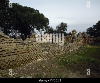 Italien. Campania. Cumae. Antike Stadt der Magna Graecia. Akropolis. Zeustempel. 5. Jahrhundert vor Christus. später umgewandelt in einer frühchristlichen Basilika. Blick auf Wände. Stockfoto