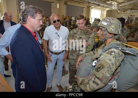 Von links: US-Rep. Michael Turner, Tom Marino und Armee Oberstleutnant Kurt Cyr hören Sie einen kurzen, von der Chief Warrant Officer 2 Emmanuel Tello, 173Rd Airborne Brigade zugewiesen, in der personellen Alert Wartebereich bei einem Kongreßdelegation Besuch in Aviano Air Base, Italien, 23.08.2018. Die 173Rd Airborne Brigade ist der US-Armee Contingency Response Force in Europa, die in der Projektion bereit Kräfte überall in den USA in Europa, Afrika oder Verantwortungsbereich Zentrale Befehle". Stockfoto