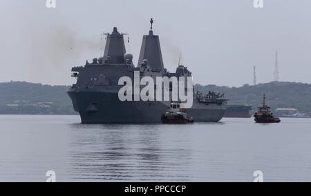 TRINCOMALEE, SRI LANKA (24. August 2018) Der San Antonio-Klasse amphibious Transport dock USS Anchorage LPD (23) in den Trincomalee Pier zieht während einer planmäßigen Einsatz der Essex Amphibious Ready Group (ARG) und 13th Marine Expeditionary Unit (MEU). Anchorage und die eingeschifften Marineinfanteristen des 13. MEU führen ein Theater Sicherheit Zusammenarbeit Übung mit der Sri Lankan Navy und Marine Marines. Teil einer wachsenden US-Sri Lanka naval Partnerschaft, die Übung ist auch eine Gelegenheit für die USA Siebente Flotte zu erkunden der lokalen Logistik Support Services für Ihren Besuch Seestreitkräfte o Stockfoto