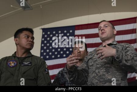 Us Air Force Master Sgt. Benjamin Bouvy, 18 Wartung Gruppe laden Standardisierung Crew Chief, Slips Offiziere der Alliierten und Partner Nationen über die Logistik der Laden von Munition zu einer F-15 Eagle während der 2018 Fighter Logistik und Sicherheit Symposium 12.08.21, 2018, bei Kadena Air Base, Japan. Das Symposium ermöglichte Air Force Offiziere aus Australien, Indonesien, Japan, den Philippinen, Singapur und Thailand zu Fighter Support Units zum 18 Flügel zugeordnet und Interagieren mit Flieger, die den Fighter Mission zu unterstützen. Stockfoto