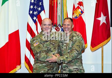 Generalmajor Roger L. Cloutier, Kommandeur der US-Armee Afrika (links) und Brig. Gen. Christopher C. LaNeve, 7. Armee den Befehl, United States Army Europe, posieren für ein Foto im Büro des USARAF Commander bei einem jüngsten Besuch in Caserma Ederle, Vicenza, Italien, Nov. 24, 2018. ( Stockfoto