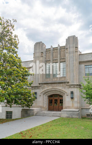 FAYETTEVILLE, AR/USA - Juni 8, 2018: Memorial Hall auf dem Campus der Universität von Arkansas. Stockfoto