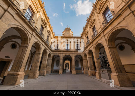 Neo-klassischen Innenhof mit Arkaden, Universität, ehemalige königliche Tabakfabrik, echten Fàbrica De Tabacos de Sevilla, Sevilla Stockfoto