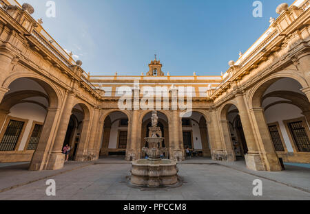 Neo-klassischen Innenhof mit Springbrunnen und Säule Passage, Universität, ehemalige königliche Tabakfabrik, echten Fàbrica De Tabacos De Stockfoto