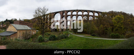 Die deutschen Goeltzschtal Goeltzsch Viadukt, Brücke, ist eine Eisenbahnbrücke in Deutschland. Sie ist die größte aus Backstein Brücke der Welt. Stockfoto