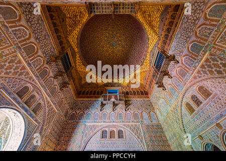 Decke mit Gold, Arabesken verziert, Arabische Architektur, Salon der Botschafter in der Alcázar von Sevilla, Royal Palace Stockfoto