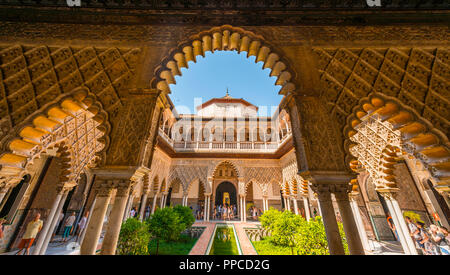 Patio de Las Doncellas, Gericht der Dirnen, einem italienischen Renaissance Innenhof, der mit Stuck Arabesken im Mudejar Stil, der Alcazar Stockfoto