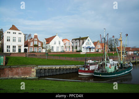 Greetsiel ist ein kleiner Hafen in der Bucht der Leybucht im westlichen Ostfriesland, Deutschland, die zuerst in Briefen aus dem Jahr 1388 dokumentiert wurde. Stockfoto