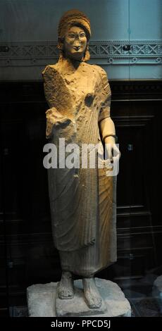 Kore. Estatua de Joven mujer con Vestido de Lino (chiton) y Manto (himation). Hacia 490-470 ein. C. Procedente de Vouni, Chipre. Museo del Mediterráneo y Antigüedades del Oriente Próximo (Museum der Mediterranen und in der Nähe der Östlichen Antiquitäten). Estocolmo. Suecia. Stockfoto