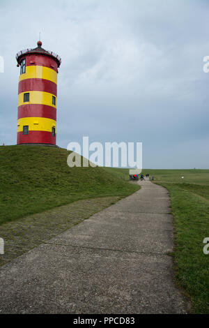 Der Pilsumer Leuchtturm, Deutsch: Pilsumer Leuchtturm, wurde 1889 erbaut, um ein Leuchtfeuer für die Ems‌hörn Kanal an der deutschen Nordsee coa zur Verfügung zu stellen Stockfoto