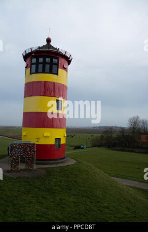 Der Pilsumer Leuchtturm, Deutsch: Pilsumer Leuchtturm, wurde 1889 erbaut, um ein Leuchtfeuer für die Ems‌hörn Kanal an der deutschen Nordsee coa zur Verfügung zu stellen Stockfoto