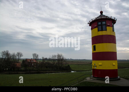 Der Pilsumer Leuchtturm, Deutsch: Pilsumer Leuchtturm, wurde 1889 erbaut, um ein Leuchtfeuer für die Ems‌hörn Kanal an der deutschen Nordsee coa zur Verfügung zu stellen Stockfoto