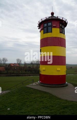 Der Pilsumer Leuchtturm, Deutsch: Pilsumer Leuchtturm, wurde 1889 erbaut, um ein Leuchtfeuer für die Ems‌hörn Kanal an der deutschen Nordsee coa zur Verfügung zu stellen Stockfoto