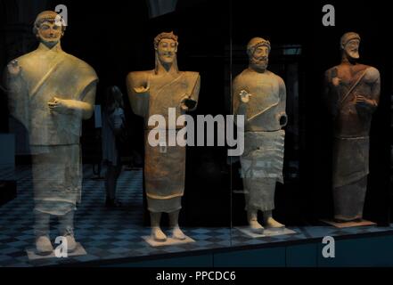 Statue von einem Mann. 500 V. CHR.. Terrakotta. Aus Mersinaki, Zypern. Museum des Mittelmeers und vorderasiatischen Altertümer. Stockholm. Schweden. Stockfoto