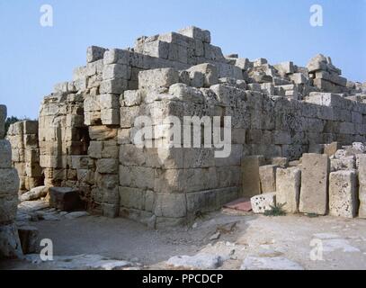 Magna Graecia. Selinunte. Antike griechische Stadt. Blick auf das nördliche Tor zu der Stadtmauer. Akropolis, stammt aus dem 5. bis 3. Jahrhundert v. Chr.. Sizilien. Italien. Stockfoto