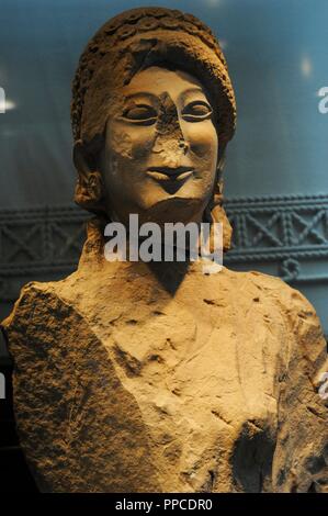 Kore. Estatua de Joven mujer con Vestido de Lino (chiton) y Manto (himation). Hacia 490-470 ein. C. Procedente de Vouni, Chipre. Las Mejores. Museo del Mediterráneo y Antigüedades del Oriente Próximo (Museum der Mediterranen und in der Nähe der Östlichen Antiquitäten). Estocolmo. Suecia. Stockfoto