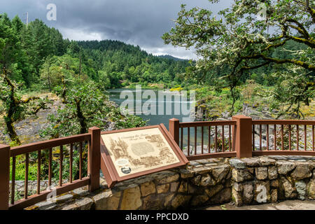 Zusammenstoßenden Flüsse Point, wo die Umpqua River und dem Little River treffen, uns die Route 138, Oregon, Umpqua National Forest, Glide, USA Stockfoto