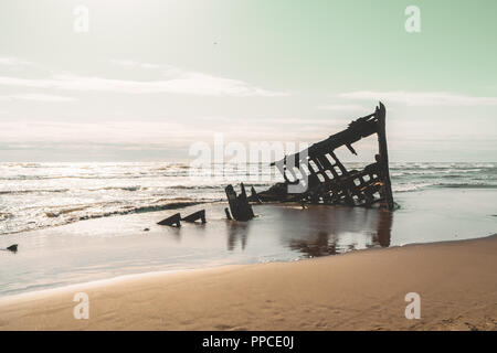 Peter Iderdale Schiffbruch im Fort Stevens State Park, Clatsop Grube, an einem sonnigen Tag, Pazifikküste, Astoria, Oregon, USA. Stockfoto