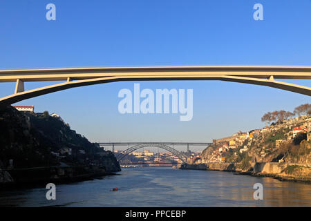 Interessanter Blick auf zwei der er mehrere Brücken über den Fluss Douro in Porto, Portugal Stockfoto