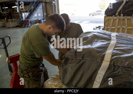 Us-Marines mit speziellen Zweck Marine Air-Ground Task Force-Crisis Response-Africa ein cargo Bündel vorbereiten, während eines gemeinsamen Präzision autonomen Delivery System (JPADS) gemeinsame Übung mit CRAV (Spanisch Fortgeschrittene Airborne Reconnaissance) und Spanisch Parachute Brigade, in Torrejón Air Base, Spanien, August 16, 2018. SPMAGTF-CR-AF eingesetzt Krise - Reaktion und Theater - Security Operations in Europa und Afrika zu leiten. Stockfoto