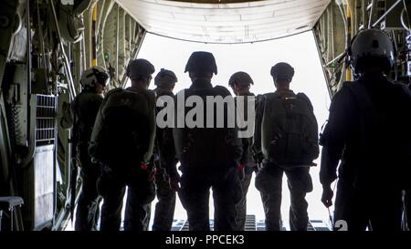 Us-Marines mit speziellen Zweck Marine Air-Ground Task Force-Crisis Response-Africa Vorbereiten einer militärischen Freifall Sprung von einem US Marine Corps KC-130J zu Verhalten während einer gemeinsamen Präzision autonomen Delivery System (JPADS) gemeinsame Übung mit CRAV (Spanisch Fortgeschrittene Airborne Reconnaissance) und Spanisch Parachute Brigade, in Saragossa, Spanien, August 21, 2018. SPMAGTF-CR-AF eingesetzt Krise - Reaktion und Theater - Security Operations in Europa und Afrika zu leiten. Stockfoto