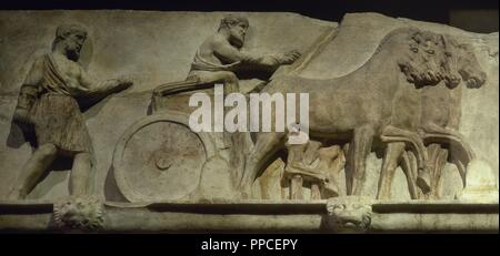 Sarkophag von Mouring Frauen. 4rh Jahrhundert BC. Entlastung der persische Streitwagen. Pentelischem Marmor. Aus königliche Nekropole von Sidon. Archäologisches Museum. Istanbul.  Turkei. Stockfoto