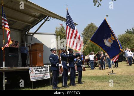 Beale Air Force Base Ehrengarde präsentiert die Farben während der Nationalhymne an der Yuba - Sutter Veteranen in Marysville, Ohio, Nov. 24, 2018. Den Standfuß nach unten bietet eine breite Palette von Dingen des täglichen Bedarfs, wie finanzielle, medizinische, pädagogische und religiöse Dienste zu den Veteranen und ihren Familien, speziell an Obdachlose und weniger glücklichen Veteranen. Stockfoto