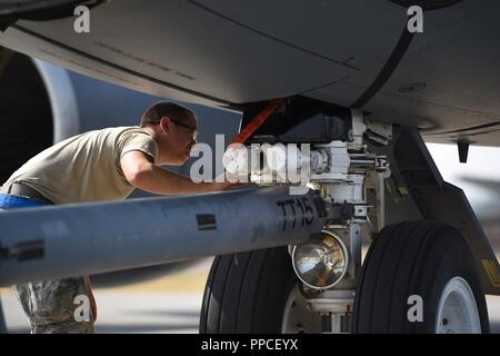 Senior Airman Tyler Turoczy, 92 Maintenance Squadron Crew Chief, überprüft die Achse einer KC-135 Stratotanker, die 92 D-Air Refueling Wing, 22.08.2018, bei Fairchild Air Force Base, Washington. Titan Fury ist eine Bereitschaft Übung verwendet, um zu überprüfen, von Fairchild Flieger Fähigkeit schnelle globale Mobilität zur Verfügung zu stellen, von der U.S. Strategic Command und US-Transport-Befehl erforderlich. Stockfoto