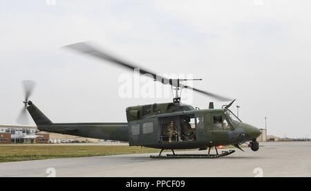 Mitglieder des 5 Sicherheitskräfte Squadron militärischen Gebrauchshund Abschnitt Vorbereiten mit der 54 Hubschrauber Geschwader zu nehmen während des Fluges Einarbeitung Training in Minot Air Force Base, Texas, 23.08.2018. Dies war das erste Mal das K-9 Einheit mit der 54 Hubschrauber Geschwader geflogen ist. Stockfoto